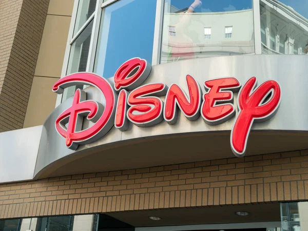 Logotipo de Disney en la entrada de la tienda Disney en el centro de San Francisco — Foto de Stock