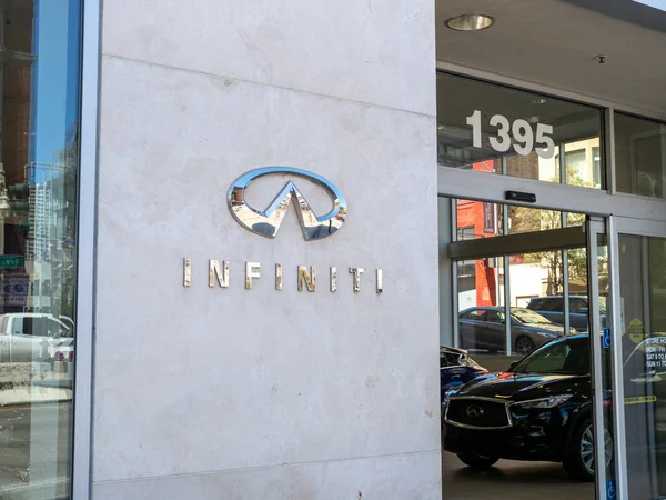 Cromo Infiniti logotipo del automóvil y firmar outsider de concesionario sala de exposición — Foto de Stock