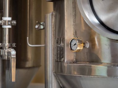 Yoğun bira fabrikasında fermantasyon tankı üzerinde düşük basınçta Psi göstergesi