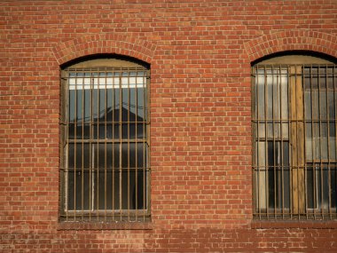 Tuğla deposunun dışında birden fazla yıpranmış kapı ve pencere