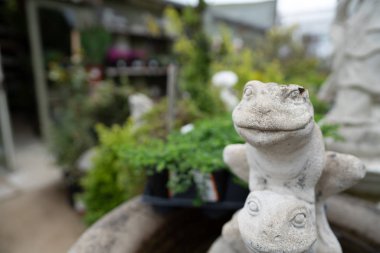 Ayrıntılı açık bahçede kurbağa kalıbında çeşme üzerinde yıpranmış taş heykel tasarımı