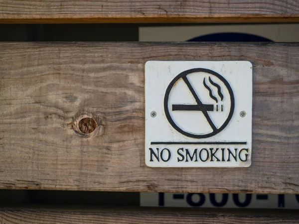 No fumar logotipo y advertencia publicada en la pared del tablero de madera — Foto de Stock