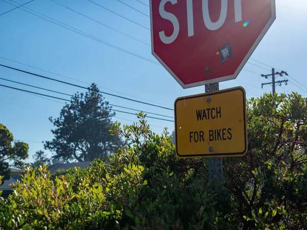 Большой знак остановки с предупреждением для велосипедистов на знаке — стоковое фото