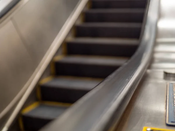 Barandilla móvil de goma en escaleras mecánicas subterráneas que van bajo tierra — Foto de Stock