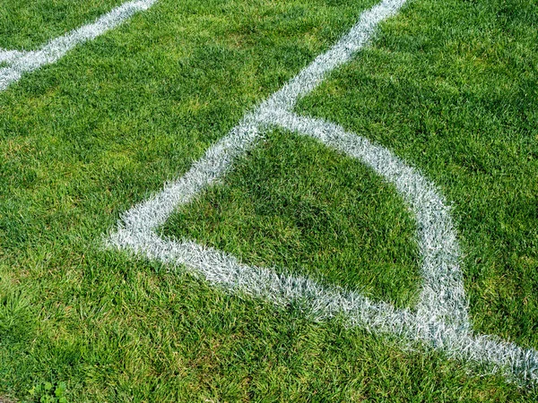 Pintado de blanco fuera de los límites esquina en el campo de fútbol en hierba verde durante el día — Foto de Stock