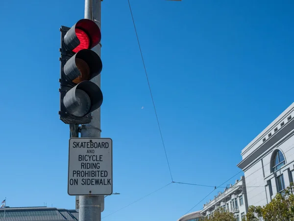 Skateboard- und Fahrradfahren auf Gehweg-Schild bei Rotlicht verboten — Stockfoto