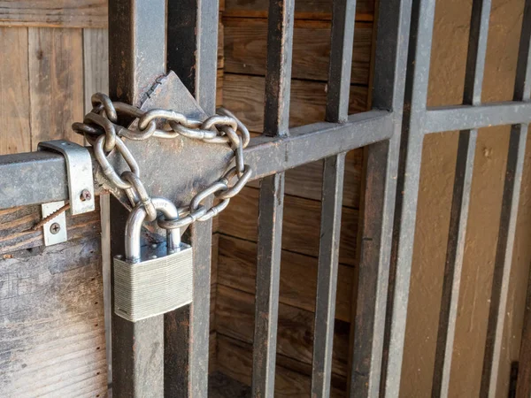 Cerradura de plata y gruesa cadena que impide la entrada a la puerta de madera — Foto de Stock