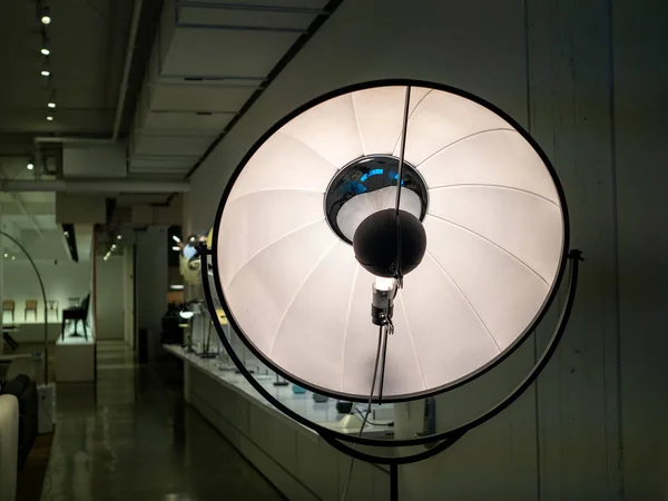 Fotografía estudio reflector de luz estilo lámpara de pie en la sala de exposición — Foto de Stock