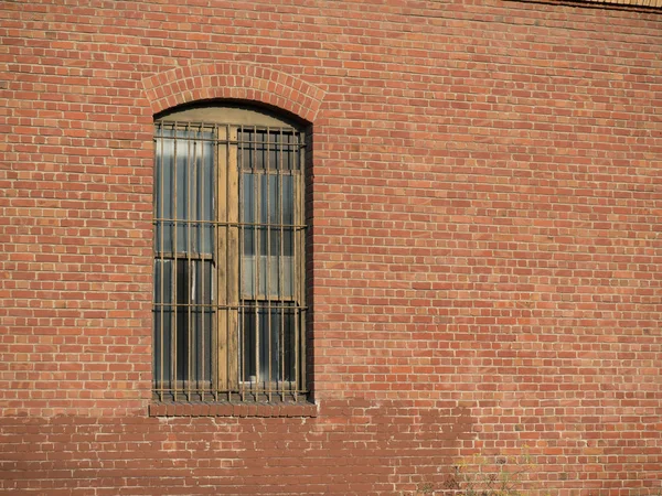 Ventana oxidada cerrada fuera del almacén de ladrillo — Foto de Stock