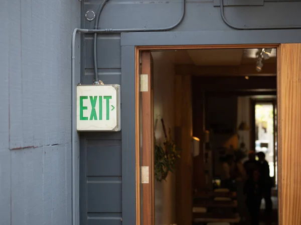 Εξωτερική πράσινη πινακίδα εξόδου που οδηγεί στο εσωτερικό κτίριο εστιατόριο — Φωτογραφία Αρχείου
