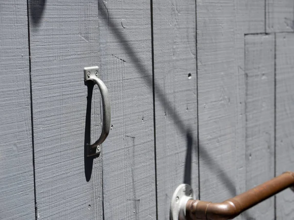 Manija de la puerta y carril en la pared exterior en la puerta de la cerca — Foto de Stock