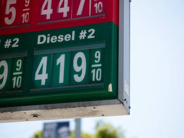 Señal de gasolinera con precios mostrados con diesel y combustible premium — Foto de Stock
