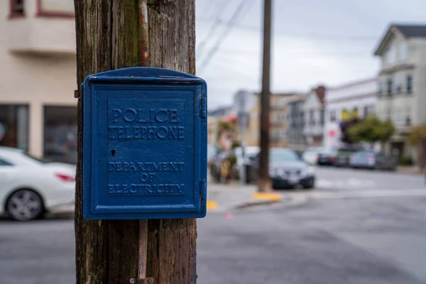 Caja telefónica azul de la policía suministrada por el departamento de electricidad al aire libre — Foto de Stock