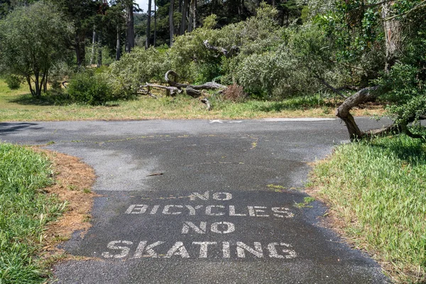 Sin bicicletas no hay advertencia de patinaje en la acera de asfalto en el área de recreación del parque urbano — Foto de Stock
