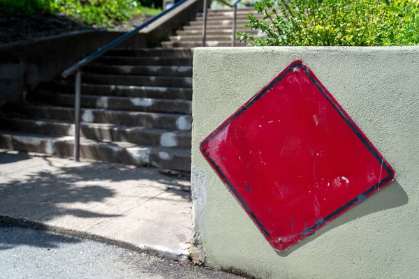 在通往公园的楼梯上，邻里区出现空白红色标志 — 图库照片