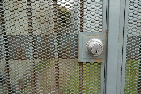 Cerradura para cerradura en la puerta verde al aire libre que conduce al edificio — Foto de Stock
