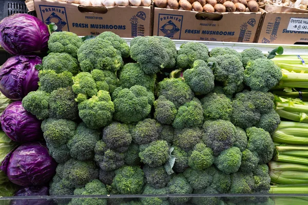 Cabezas de verduras de brócoli en exhibición en la sección de productos de supermercado — Foto de Stock