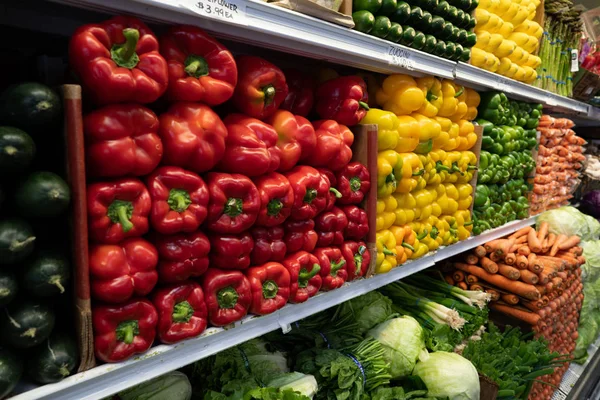 Pimientos, verduras, zanahorias, pepinos, lechugas, verduras en la sección de productos de la tienda de comestibles — Foto de Stock