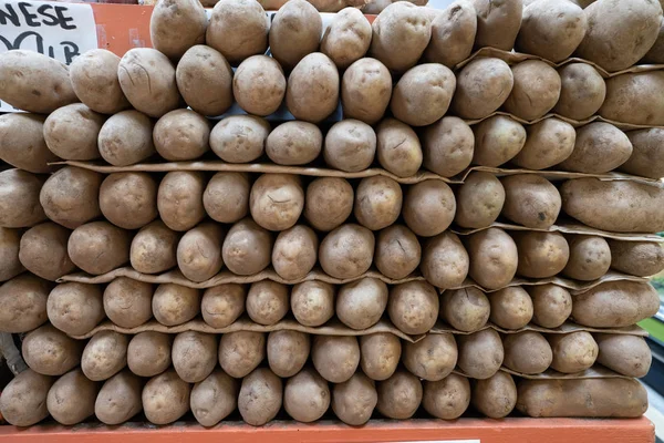 Patatas Russet apiladas en la sección de productos en el supermercado limpio — Foto de Stock