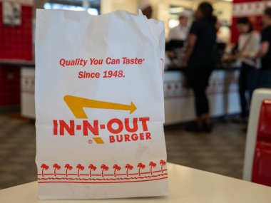 Restoran konumunda oturan in-n-out Burger zincir çanta