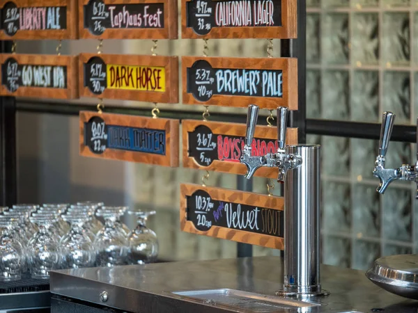 Grifos de cerveza de plata y tipos de cerveza en Anchor Brewing Company — Foto de Stock