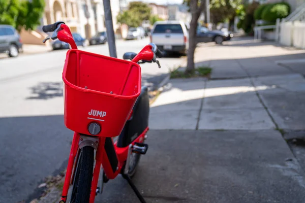 Red Jump on-demand elektrische fiets, bedrijf eigendom van uber, geparkeerd op residential Street — Stockfoto