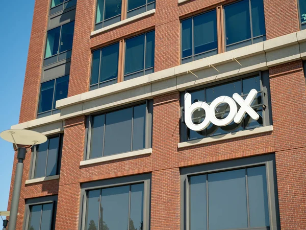 Box, ubicación de la empresa de almacenamiento en línea en el edificio de oficinas de ladrillo — Foto de Stock