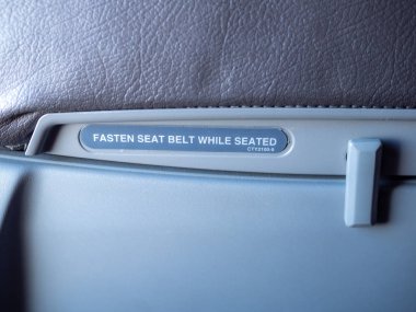 Havayolu koltuğunun arkasına oturtulan oturma uyarısı sırasında daha hızlı emniyet kemeri