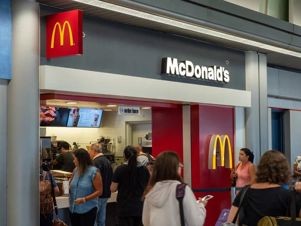 Multitud haciendo cola fuera del restaurante McDonalds en el aeropuerto — Foto de Stock