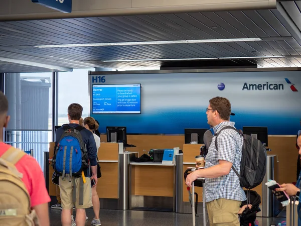 Ludzie chodzą American Airlines sprawdzić w Help Desk na lotnisku — Zdjęcie stockowe