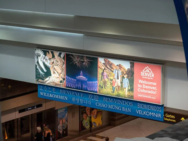 Bienvenue à Denver, Colorado signe à l'aéroport international de Denver DEN — Photo