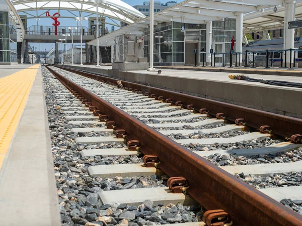 Närbild av Rusty Railroad resor och grus i modern järnvägsstation — Stockfoto