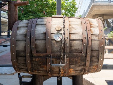 Namlu tarzı barbekü ızgara sigara içen çatlak termometre ile zincir ile kapalı