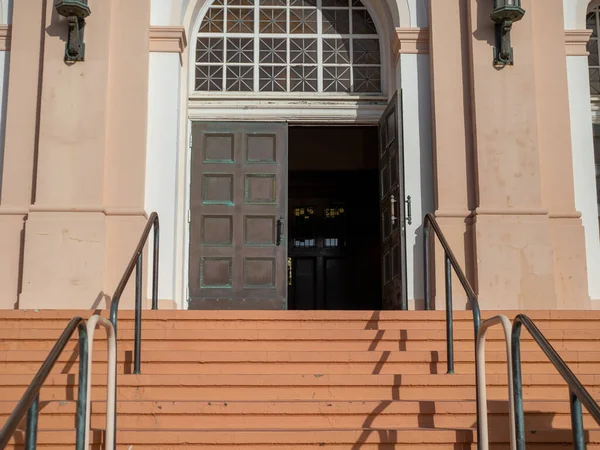 Pasos que conducen a una entrada de puerta doble desgastada de la iglesia — Foto de Stock