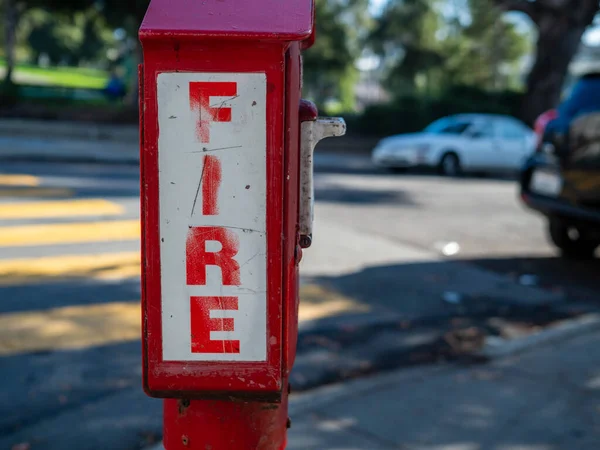都市交差点の屋外火災警報コールボックス,太字のフォントで火災 — ストック写真