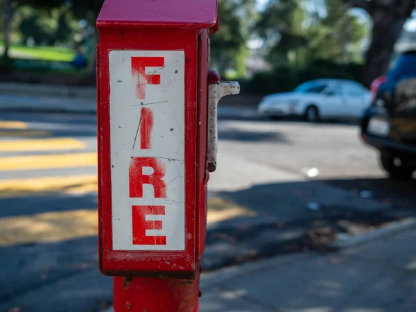 Boîte d'appel d'alarme incendie extérieure à l'intersection urbaine, feu en caractères gras — Photo