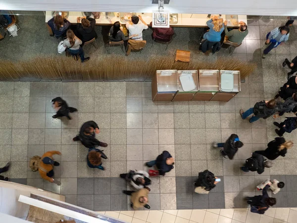 Vista aérea de los compradores caminando en el patio de comidas del centro comercial — Foto de Stock