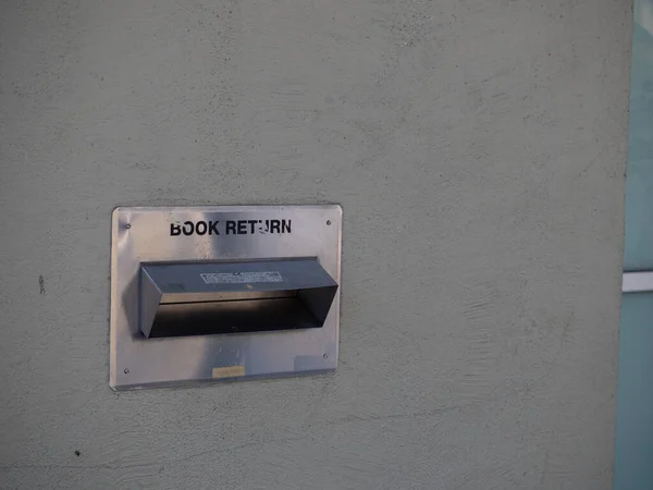 Libro vuelta ranura de metal fuera de un edificio de la biblioteca pública — Foto de Stock
