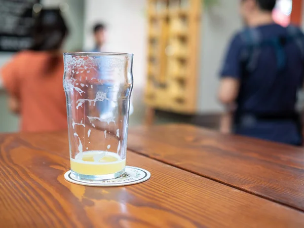 Bira fabrikasındaki bardak altlığında duran kirli bira bardağı.