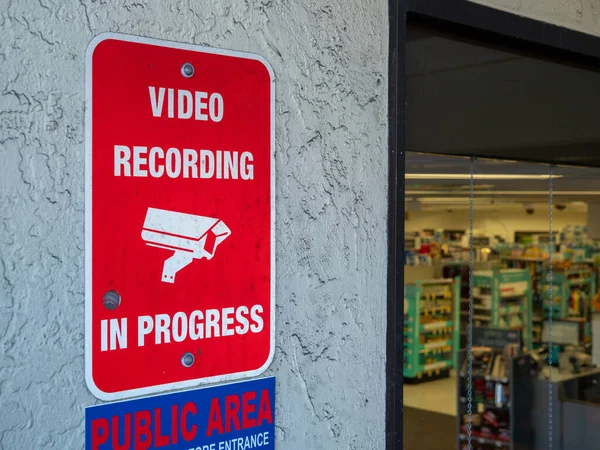 Grabación de vídeo en progreso signo de seguridad en el área pública en frente de la tienda — Foto de Stock
