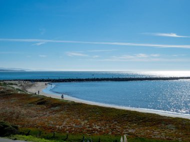 Sahil manzarası, kaya yolu, çimen, denizde kaya bariyeri
