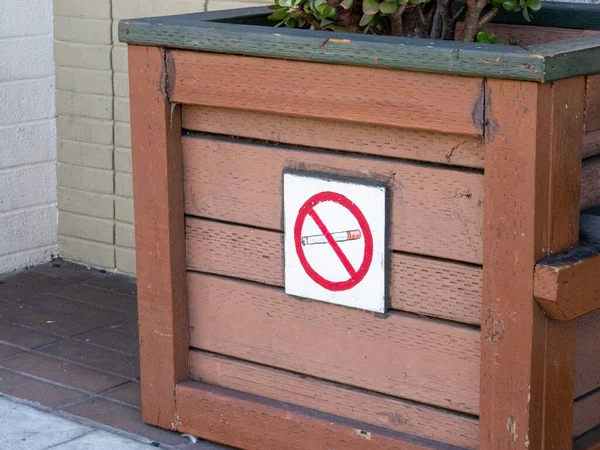 Cigarette crossed out no smoking sign on outdoor area — Stock Photo, Image