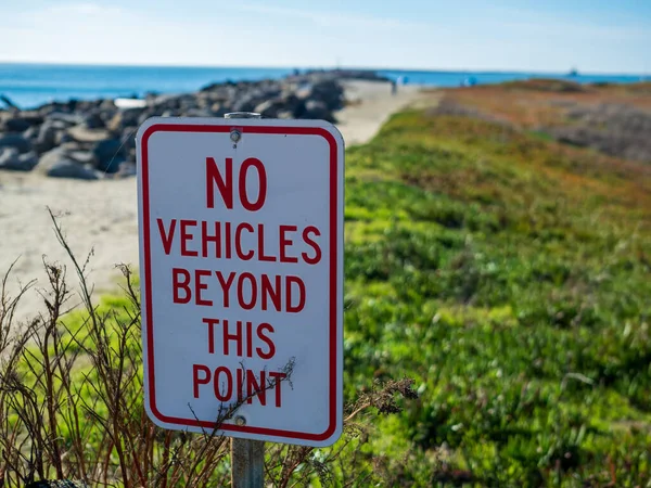Geen voertuigen voorbij dit punt die een strand en zandpad beschermen — Stockfoto