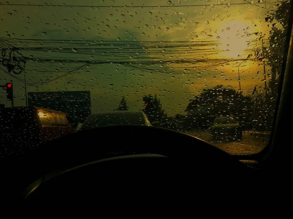 Вечером Проливной Дождь Красный Свет — стоковое фото