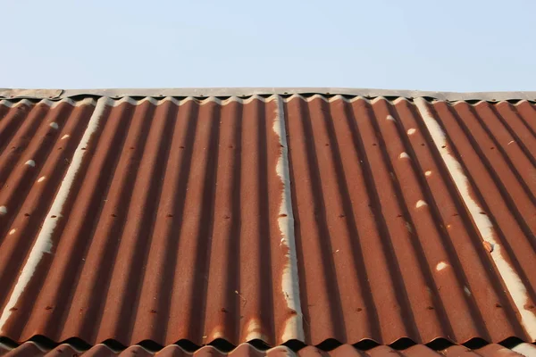 Vista Lateral Telhado Estanho Muito Velho Com Céu Enferrujado Pouco — Fotografia de Stock
