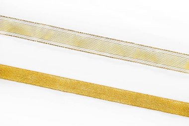 Beyaz arkaplanda altın kurdele