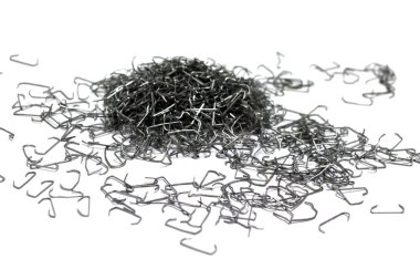 Kazık, zımba, varolan her türlü eski zımba iğne kullanılıyor. Beyaz izole.