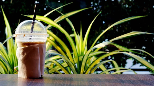 Kaffeetasse Kunststoff Auf Dem Tisch Der Sonne Morgen Thailändischen Stil — Stockfoto