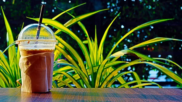 Kaffeetasse Kunststoff Auf Dem Tisch Der Sonne Morgen Thailändischen Stil — Stockfoto