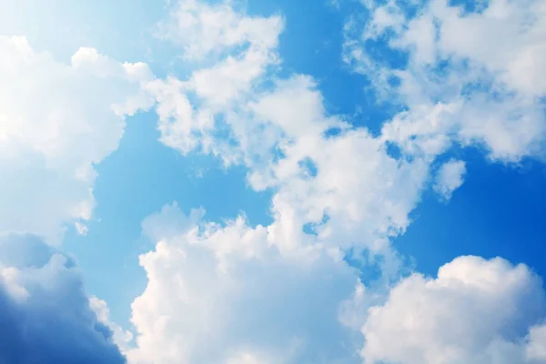 Piękne Błękitne Niebo Chmur Tło Jasne Oświetlenie Jasne Lato — Zdjęcie stockowe